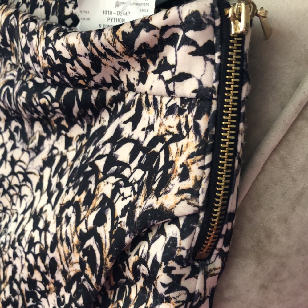 Print Pattern Asymmetrical Panel Straight Skirt w/Side Gold Zipper Closing. - Picture 8 of 10
